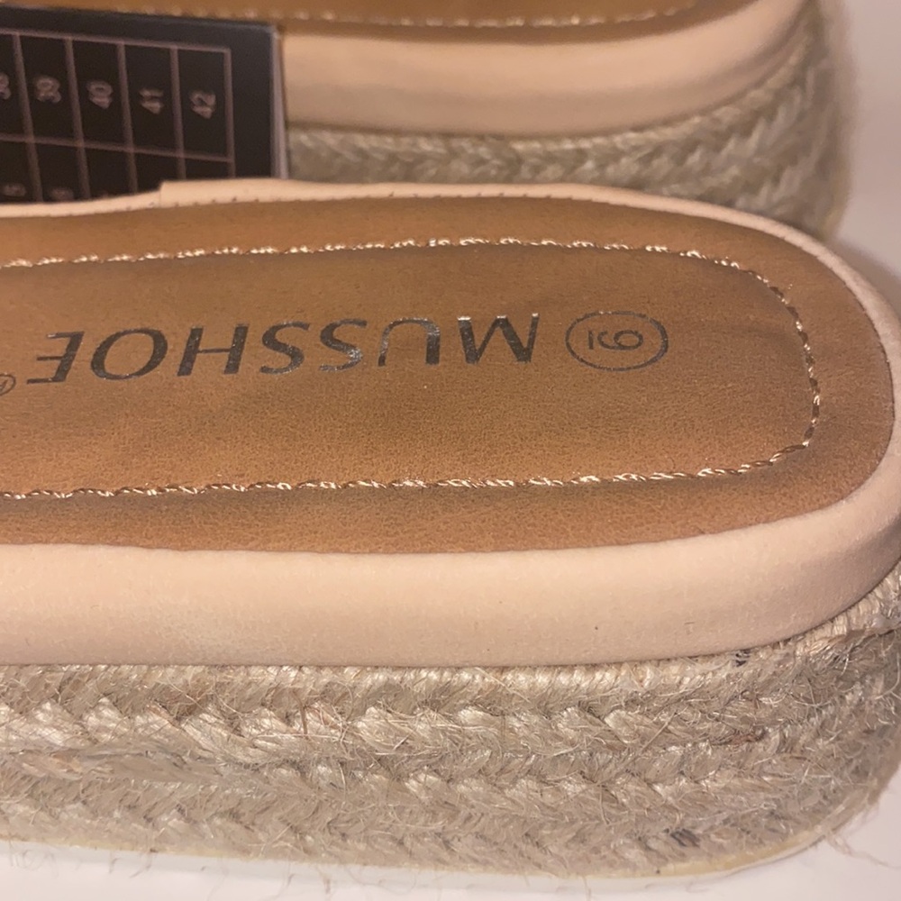 MUSSHOE size 9  Tan Slide Sandals - Picture 6 of 7